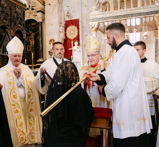 Kardinal Bozanić predvodio obred investiture 14 novih hrvatskih vitezova i dama Svetoga groba jeruzalemskog u Trogiru